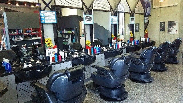 四日市の床屋で素敵なヘアスタイルを！大人カット・カラー・白髪ぼかしのメニューをご用意する時遊空館